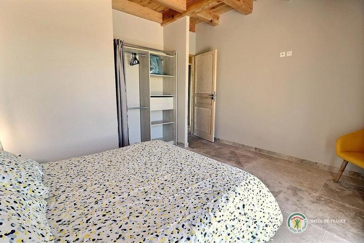 Chambre 1 avec lit en 140 accès terrasse