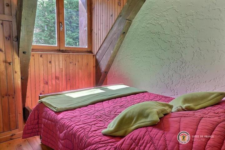 Chambre à l'étage lit de 140 cm