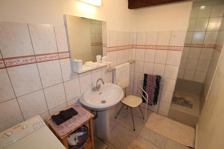 Salle d'eau avec douche et lave-linge