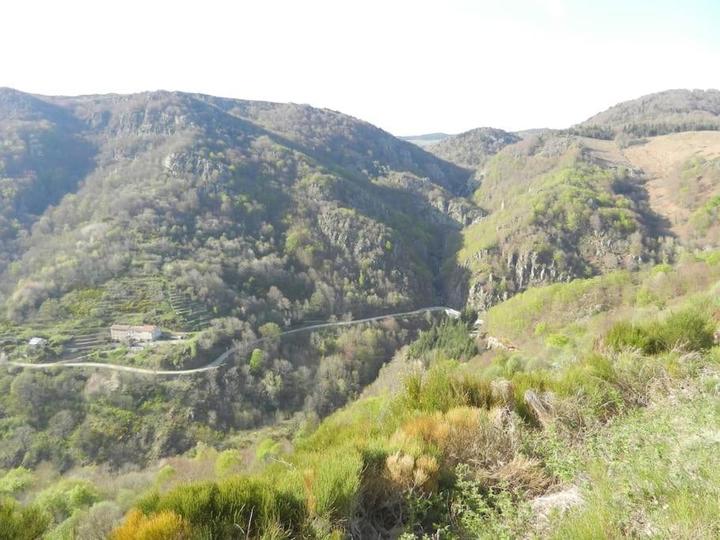 La route menant à Péreyres. Vue d'ensemble en face du gîte.