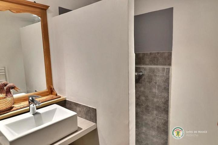 1ère salle d'eau avec douche à l'étage