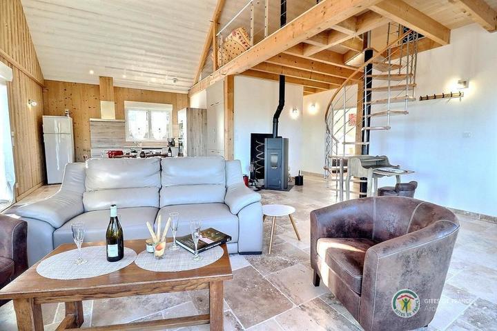 Le salon avec l'escalier menant à la mezzanine