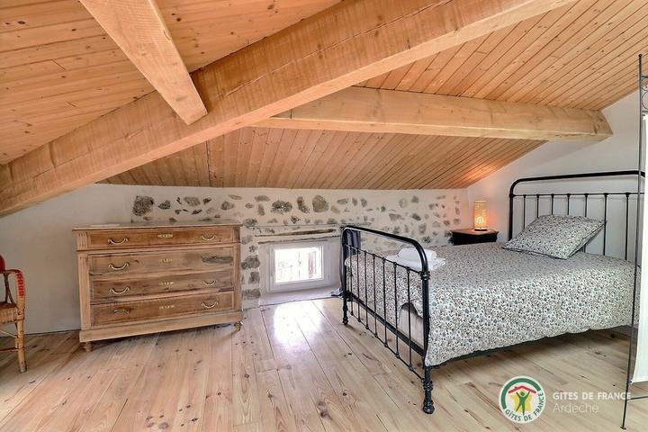 Chambre 3 : dortoir avec 2 lits en 90, lit en 120 et climatisation réversible