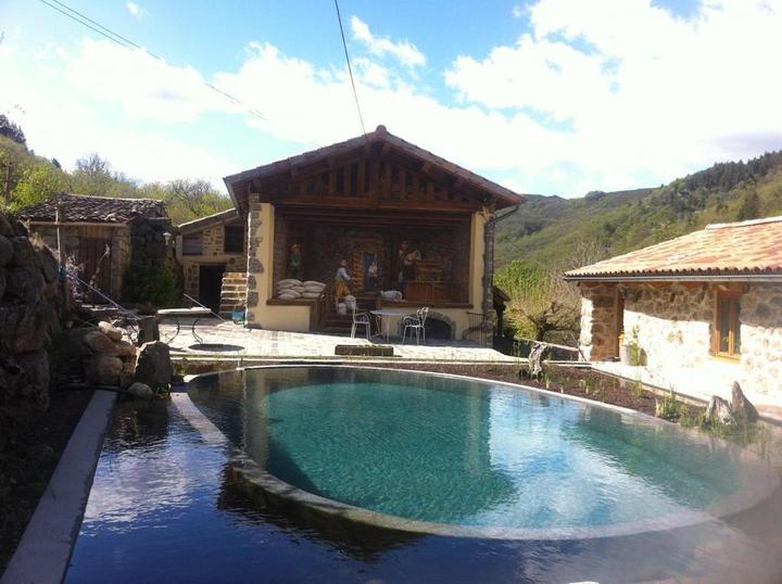 bassin du moulin et façade Nord du gite avec sa fresque