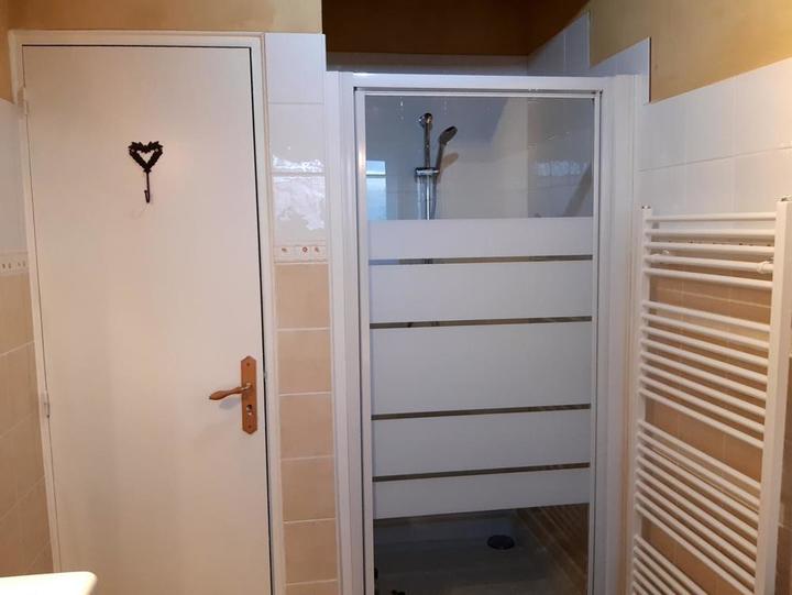 Salle de douche et toilettes à l'étage