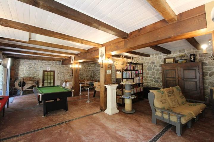 Autre vue de la salle de jeux spacieuse.