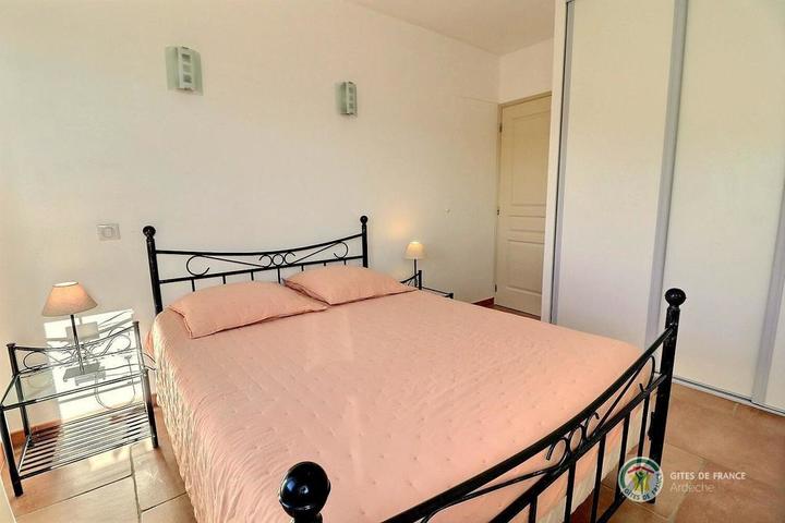 La chambre à l'étage lit en 140 cm