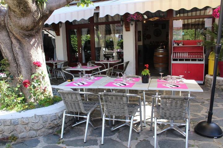 Jaujac - Le bouchon ardéchois terrasse extérieure Jaujac - Le bouchon ardéchois terrasse extérieure