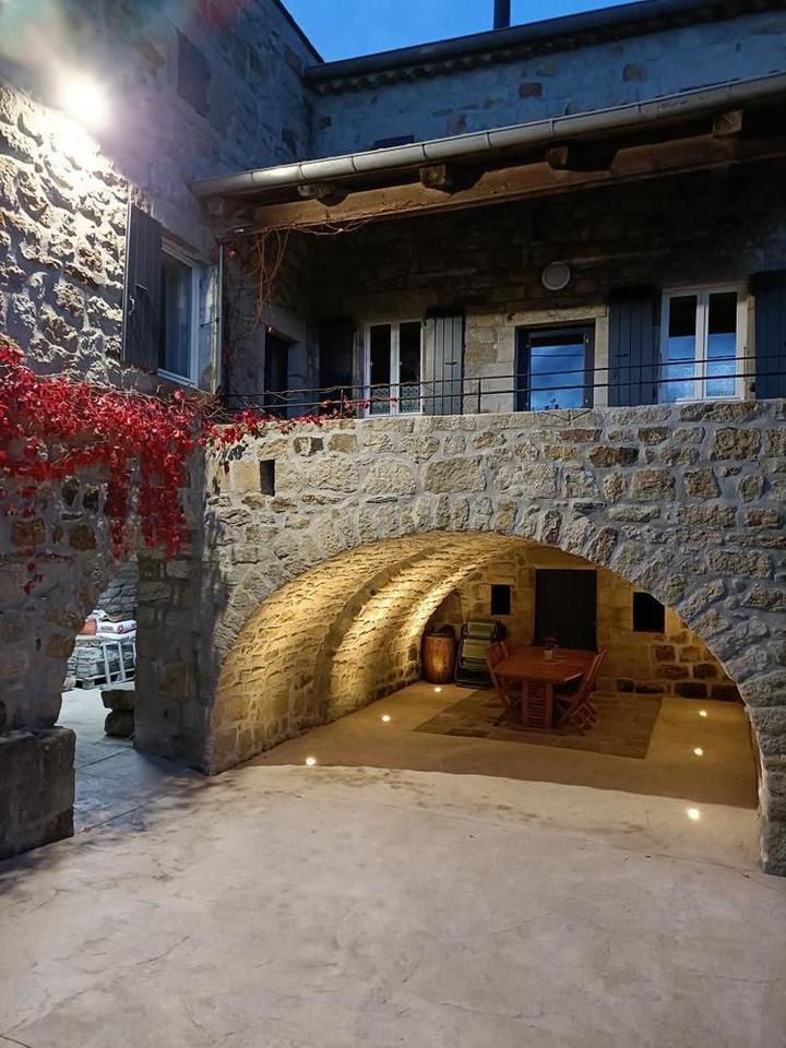 La salle voûtée éclairée pour vos soirées