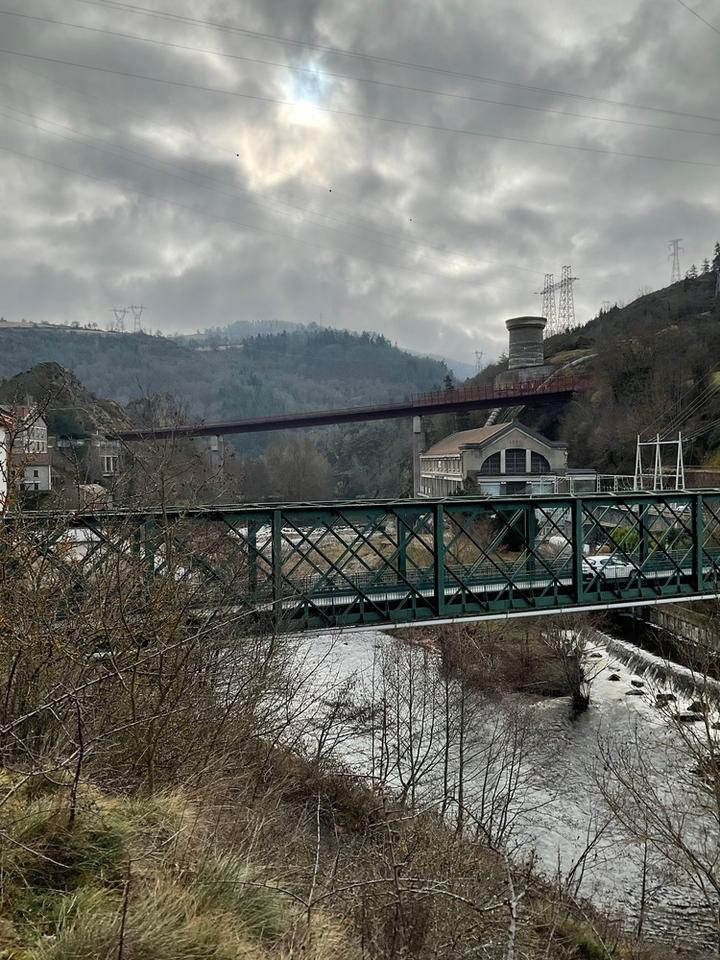 Usine hydroélectrique par temps gris