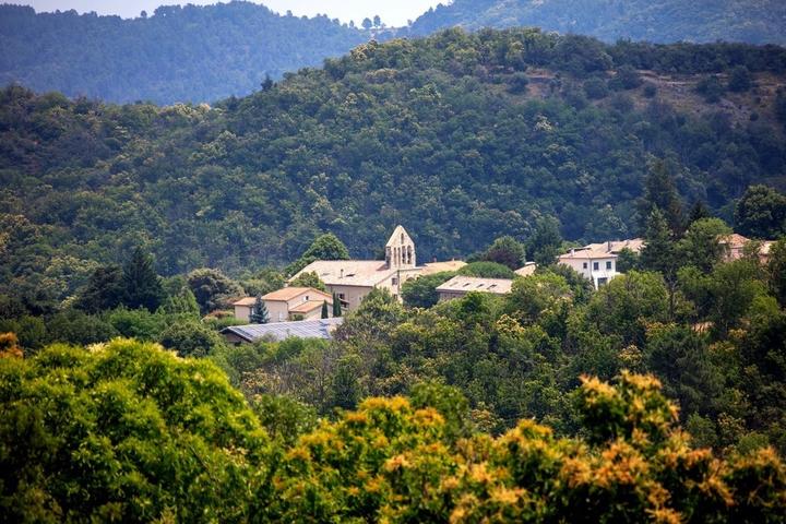 Fabras - Le village vue sur l'église ©sourcesetvolcans Fabras - Le village vue sur l'église ©sourcesetvolcans