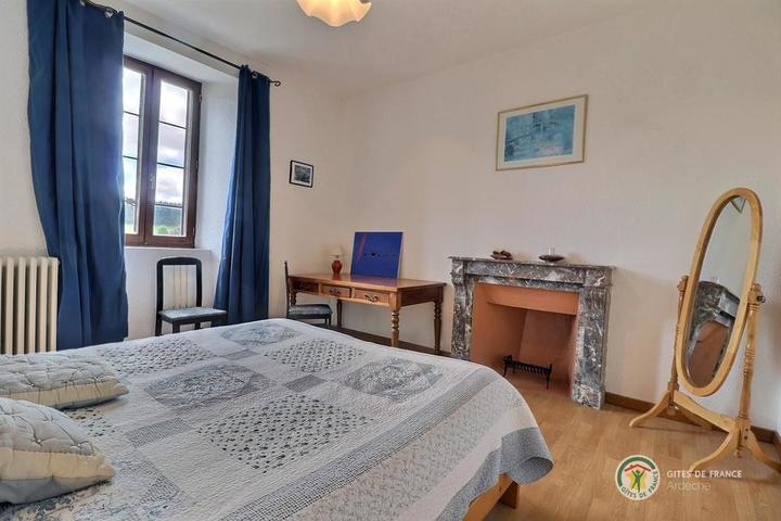 La chambre à l'étage avec lit de 160 cm