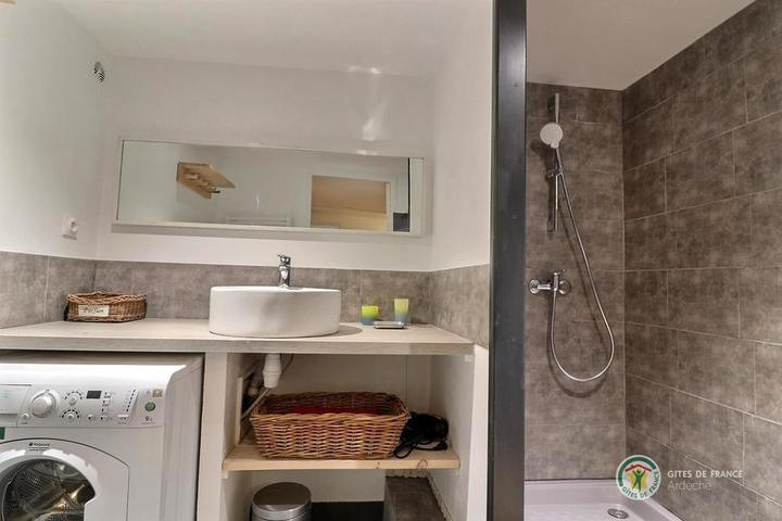 2e salle d'eau avec douche à l'étage