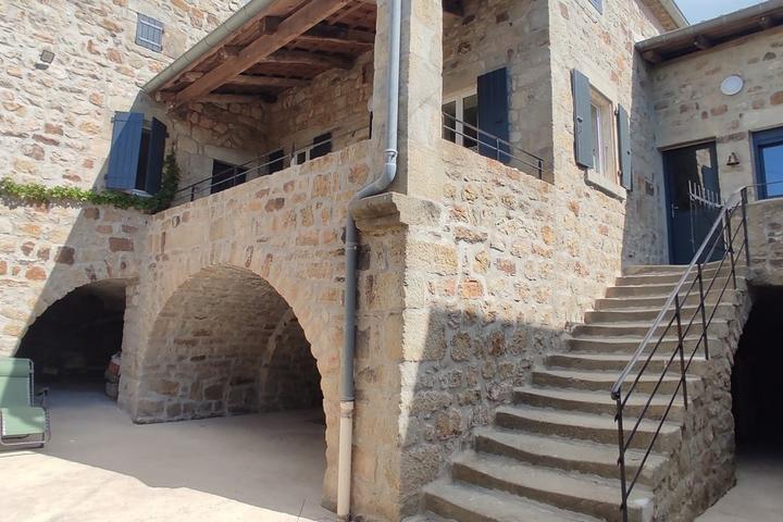 La Maison d'Odette et Joseph - Escalier d'accès au logement situé au 1er étage
