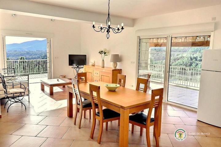 La pièce de vie très lumineuse