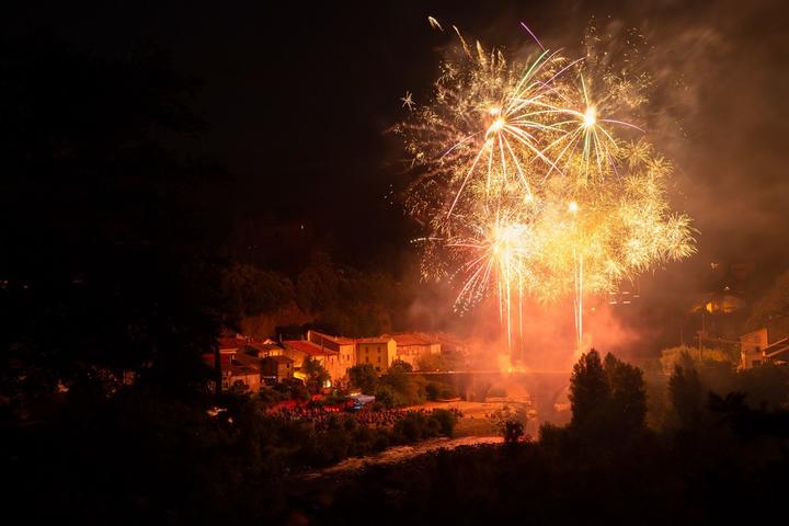 Pont de Labeaume - Feu d'artifice du 13 juillet-vue générale ©S.BUGNON Pont de Labeaume - Feu d'artifice du 13 juillet-vue générale ©S.BUGNON