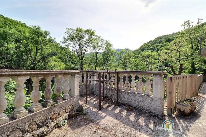 Petit espace détente avec vue sur la rivière !