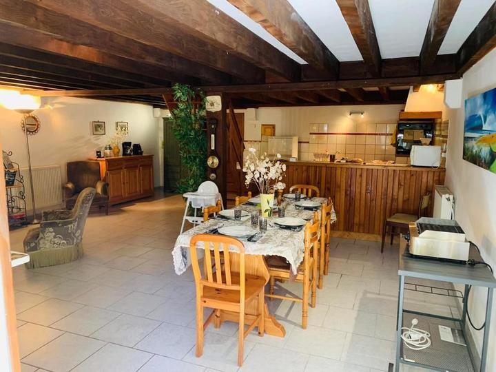 Piece de vie ( 50 Mtrs/2 ) Cuisine ouverte , access aux chambres