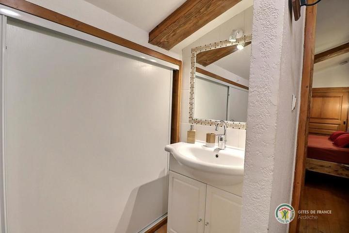 Salle d'eau de la chambre 2 à l'étage