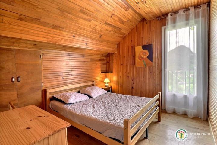 Chambre 1 avec lit 2 places : 140 cm