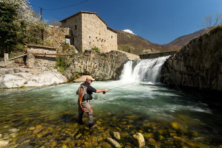Burzet - Pêcheur sur La Bourges Burzet - Pêcheur sur La Bourges