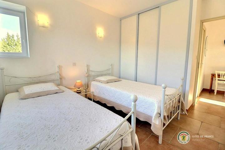 La chambre à l'étage 2 lits en 90 cm