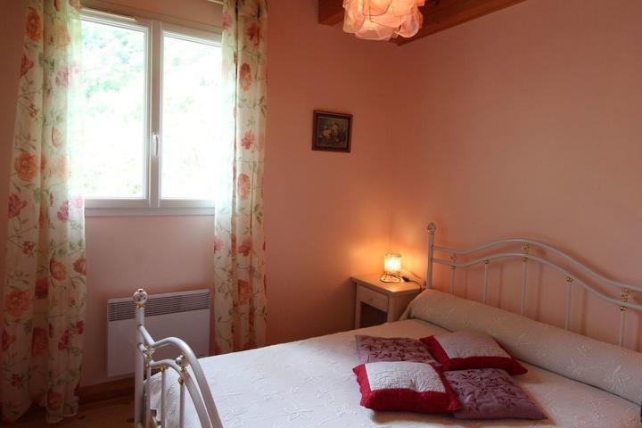 Chambre équipée d'un lit en 140 cm X 190 cm.