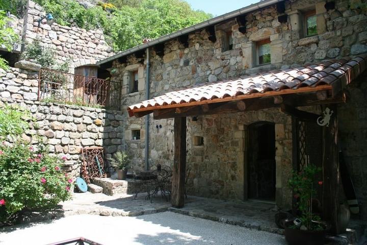 La terrasse à l'entrée du gîte
