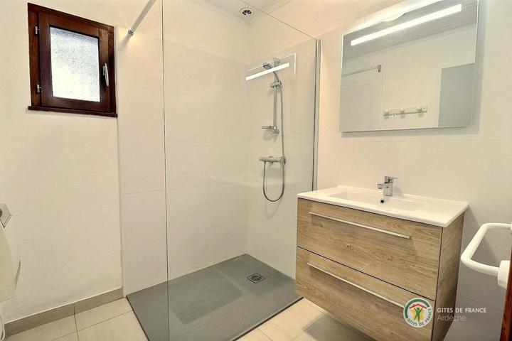 La salle d'eau (wc indépendant)