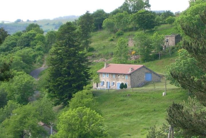 Vue sur le gîte et son environnement naturel