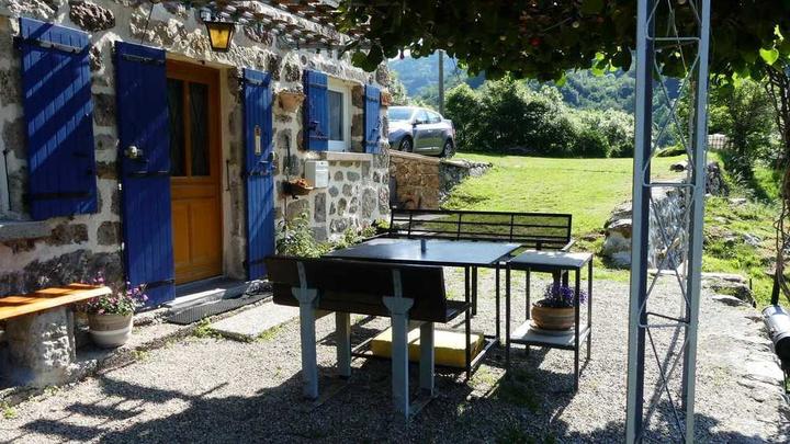 table ext sous pergolas, parking privé