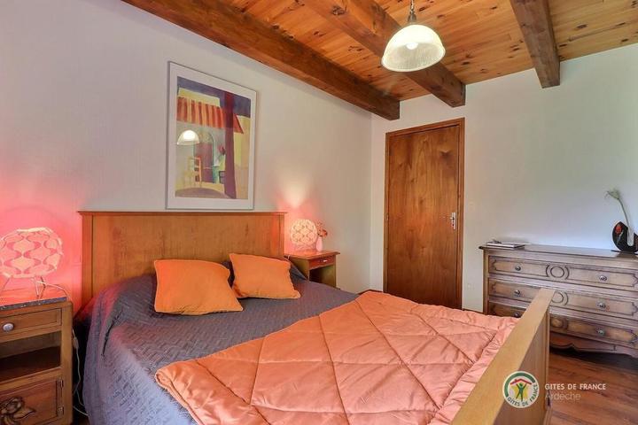 A l'étage, chambre avec lit de 140 cm