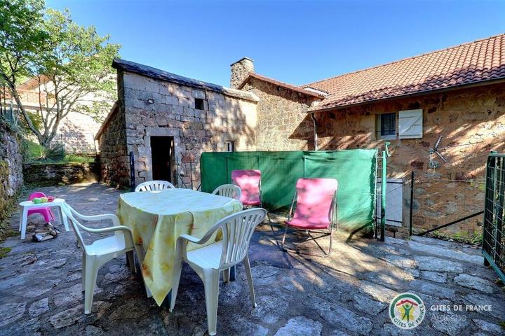 Espace extérieur privé avec salon de jardin et transats, sous les marronniers