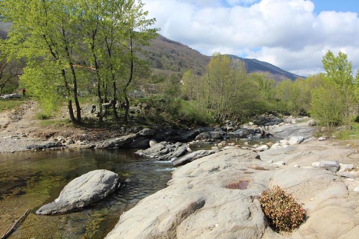 la rivière en bas du jardin avec plan d'eau aménagé en été
