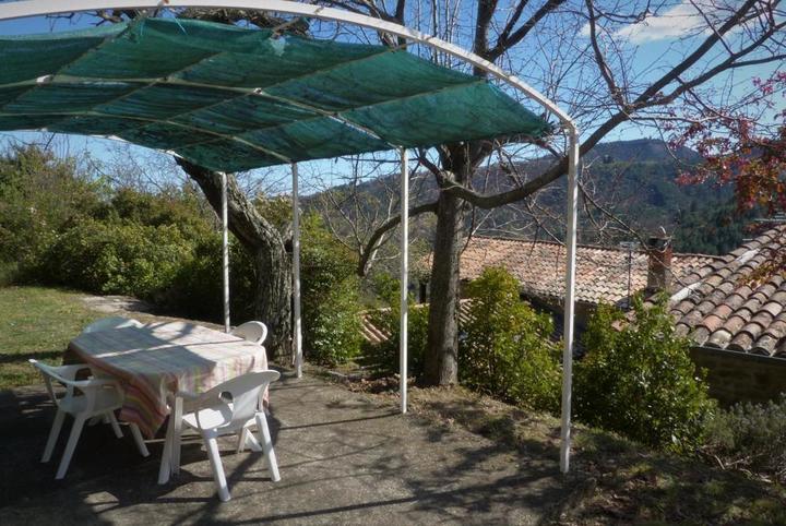 Repas à l'ombre sous la tonnelle