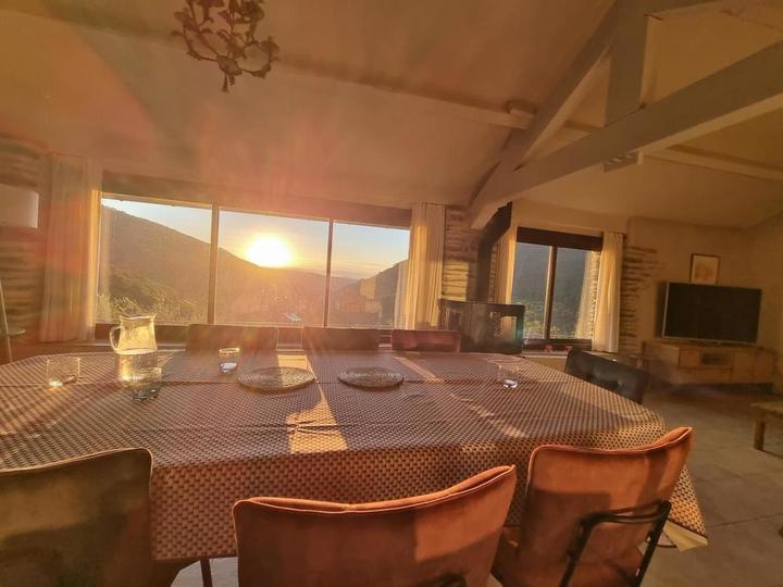 La vue de la table à manger du salon