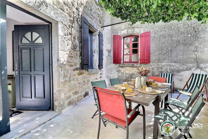 Terrasse ombragée par la vigne vierge