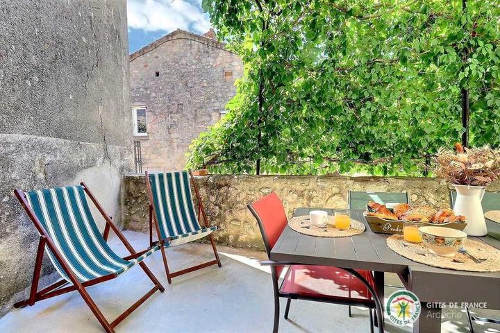 Petit déjeuner ou repas sur la terrasse sous la vigne vierge