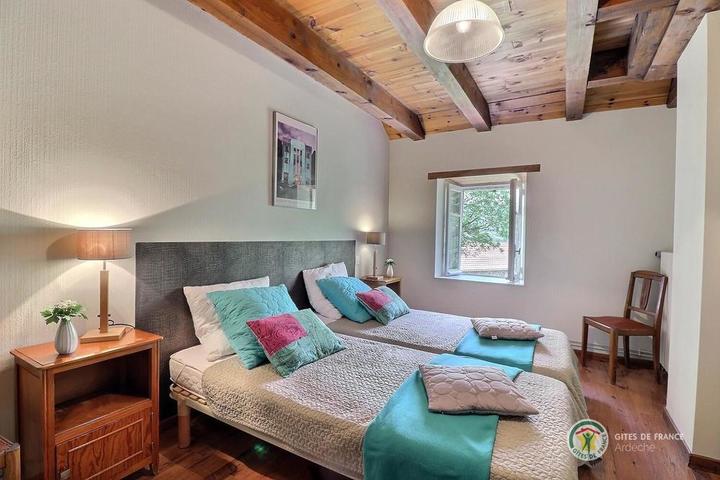 A l'étage, chambre à deux lits