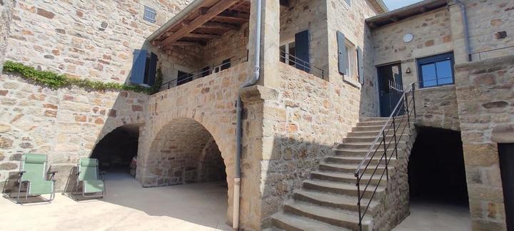 L'escalier en pierre menant au gîte