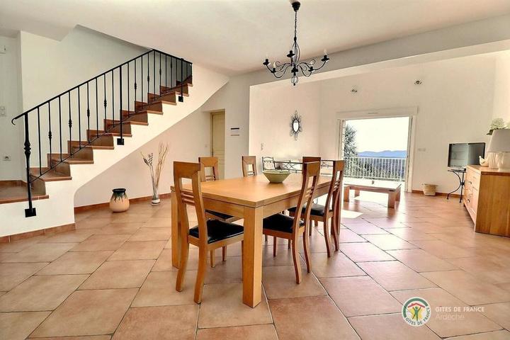 L'escalier menant à 2 chambres