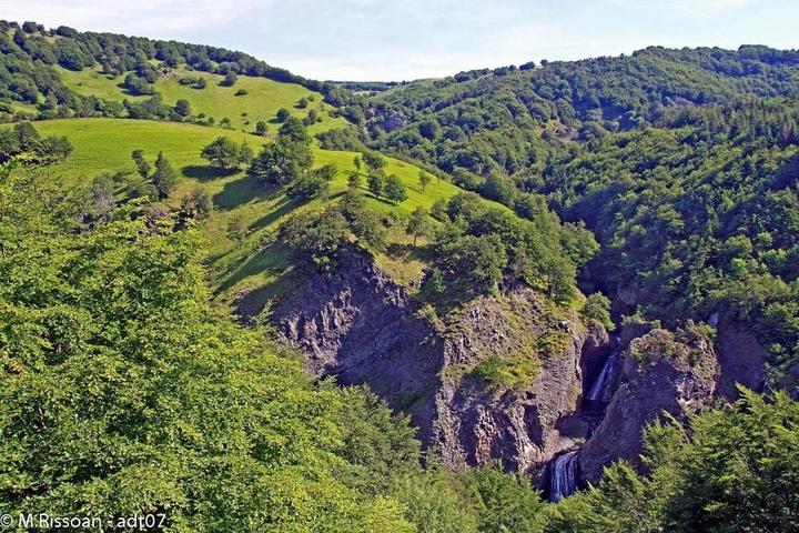 la cascade du ray pic vue depuis le belvédère