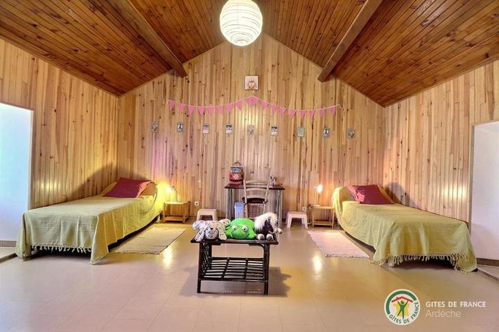 Chambre 2 avec 2 lits en 90*190 et jeux enfants