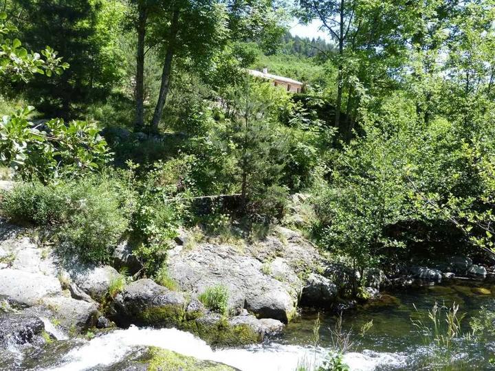 les rives de la Besorgues et le gite de groupe