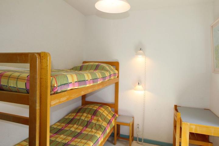 Chambre 2 : 2 lits 1 personne superposés.