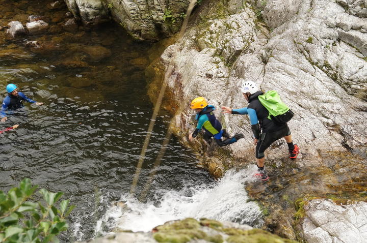 Enfant de 5 ans qui saute dans la cascade
