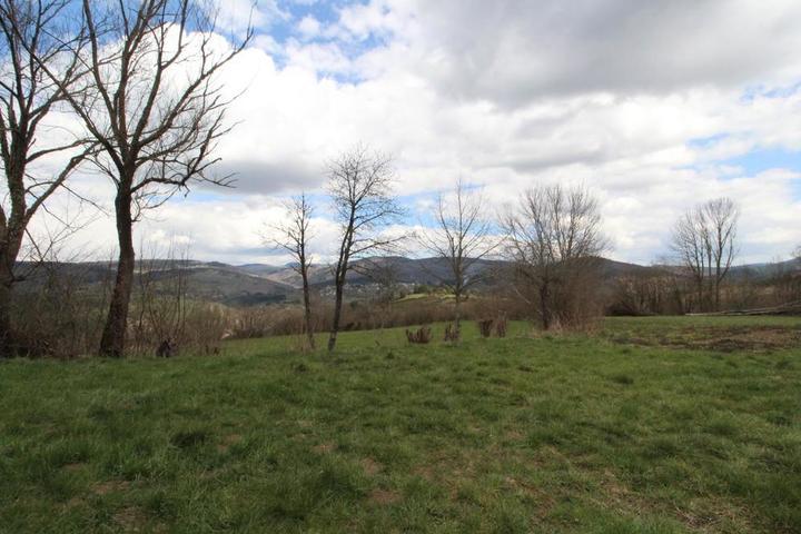 Jardin commun et vue sur Issarlès
