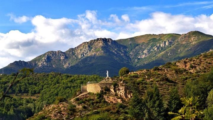 Saint pierre de colombier - Statue de la vierge et le suc de Chalambelle ©mairiedestpierredecolombie Saint pierre de colombier - Statue de la vierge et le suc de Chalambelle ©mairiedestpierredecolombier