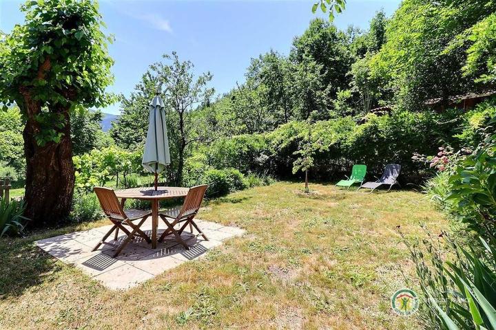 Le jardin avec terrasse