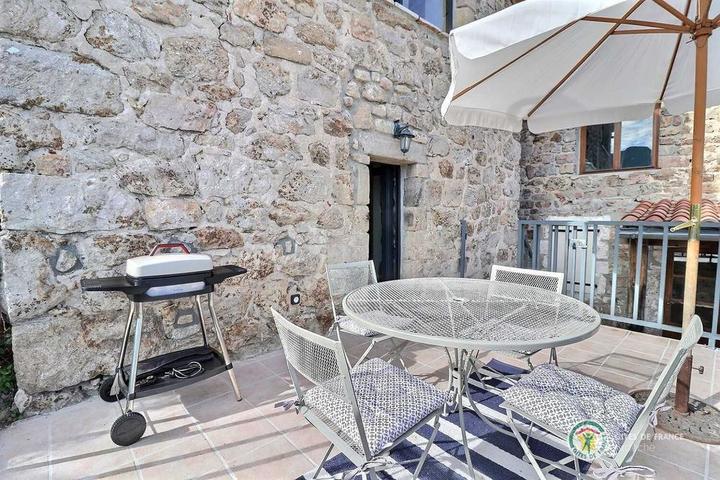 La terrasse (niveau 2) avec accès à la pièce de vie